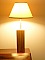 Lampe de table 56 cm en bois de frêne naturel.