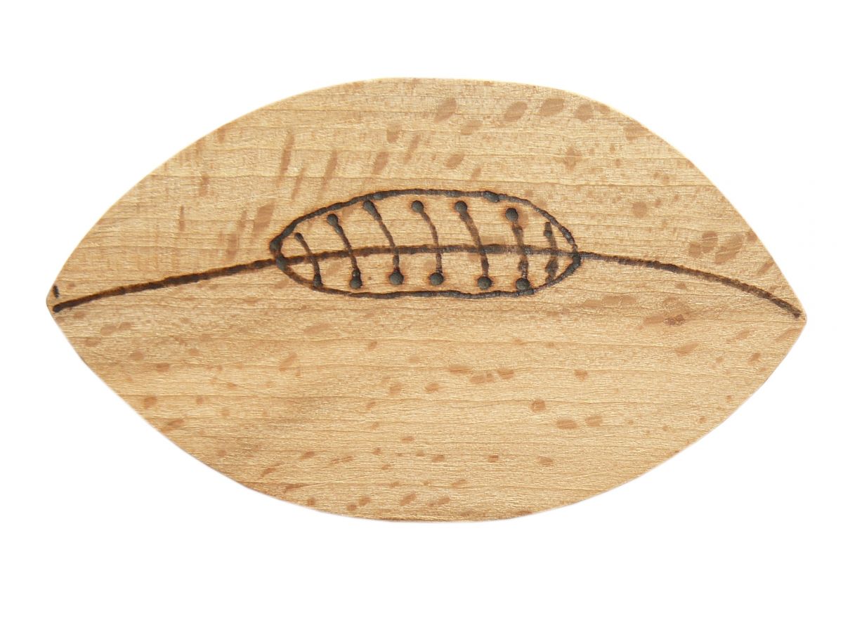 Ouvre bouteille / d&eacute;capsuleur en bois de h&ecirc;tre model : ballon de rugby