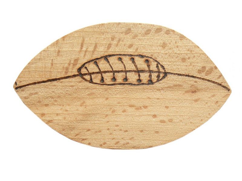 Ouvre bouteille / d&eacute;capsuleur en bois de h&ecirc;tre model : ballon de rugby