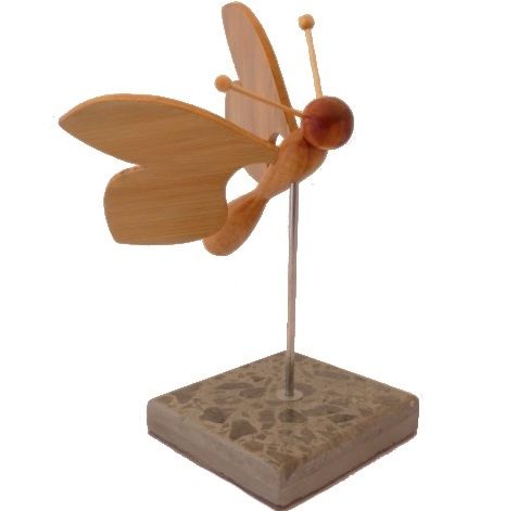 papillon en c&egrave;dre, bambou et h&ecirc;tre sur socle en marbre italien Terrazzo &agrave; poser sculpture en bois