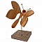 papillon en c&egrave;dre, bambou et h&ecirc;tre sur socle en marbre italien Terrazzo &agrave; poser sculpture en bois