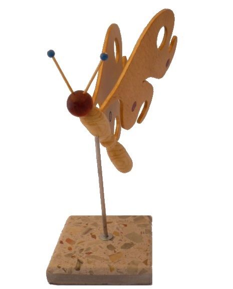 papillon en h&ecirc;tre, c&egrave;dre et lilas sur socle en marbre italien Terrazzo &agrave; poser sculpture en bois