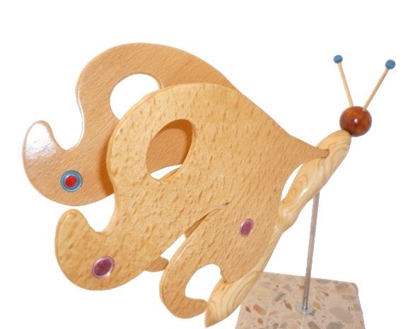 papillon en h&ecirc;tre, c&egrave;dre et lilas sur socle en marbre italien Terrazzo &agrave; poser sculpture en bois