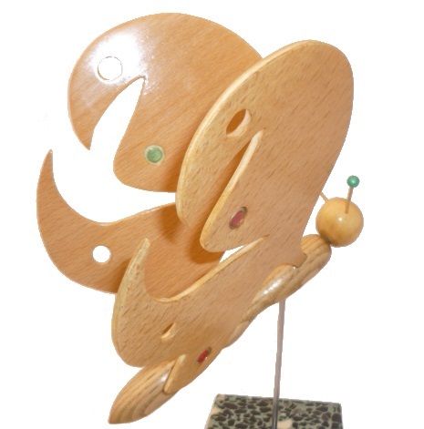 papillon en h&ecirc;tre, &eacute;rable et ch&acirc;taignier sur socle en marbre italien Terrazzo &agrave; poser sculpture en bois