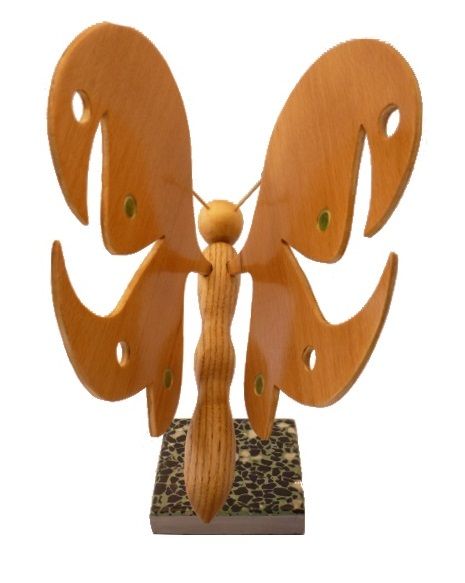papillon en h&ecirc;tre, &eacute;rable et ch&acirc;taignier sur socle en marbre italien Terrazzo &agrave; poser sculpture en bois