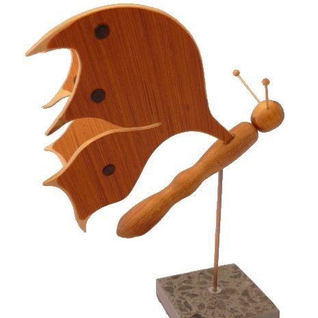 papillon en sapiens, cerisier et h&ecirc;tre petite touche d'&eacute;b&egrave;ne sur socle en marbre italien Terrazzo &agrave; poser sculpture en bois
