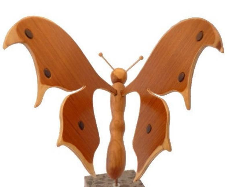papillon en sapiens, cerisier et h&ecirc;tre petite touche d'&eacute;b&egrave;ne sur socle en marbre italien Terrazzo &agrave; poser sculpture en bois