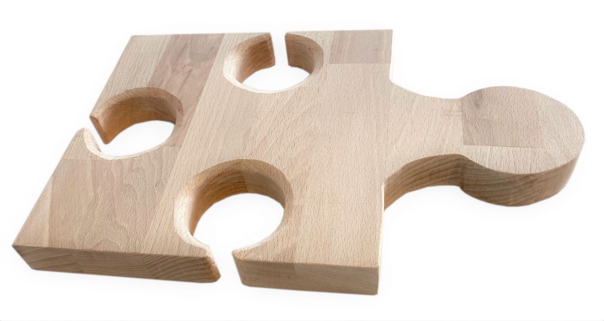 Planche apéro en bois de hêtre forme puzzle trois verres.