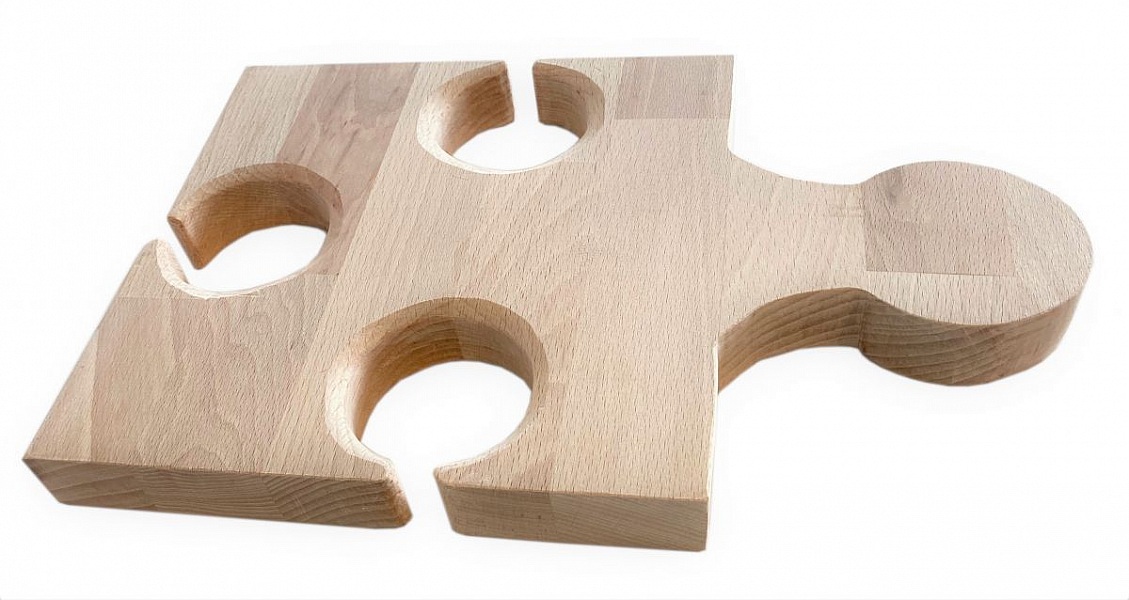 Planche apéro en bois de hêtre forme puzzle trois verres.