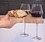 Planche apéro en bois avec emplacements pour verres et pain.