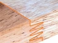 Planche apéro en bois avec emplacements pour verres et pain.