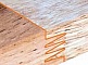 Planche apéro en bois avec emplacements pour verres et pain.