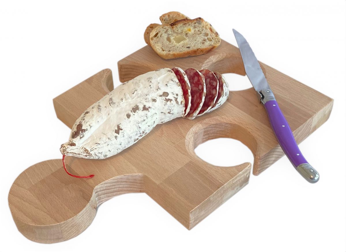 Planche à découper apéro en bois forme puzzle avec saucisson.