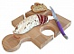 Planche à découper apéro en bois forme puzzle avec saucisson.