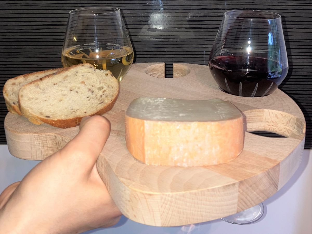 Planche apéro en bois patte de chat avec verres.
