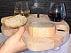 Planche apéro en bois patte de chat avec verres.