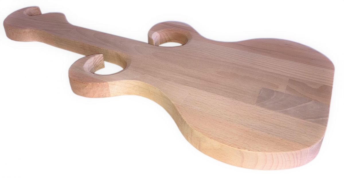 Planche à découper apéro en bois forme guitare deux verres.