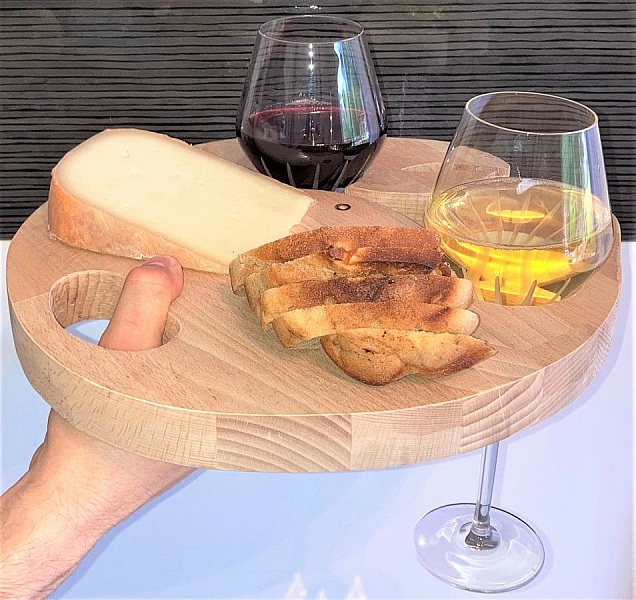 Planche &agrave; d&eacute;couper sp&eacute;cial ap&eacute;ro en bois de h&ecirc;tre naturel FSC model crabe emplacement 2 verres a pieds