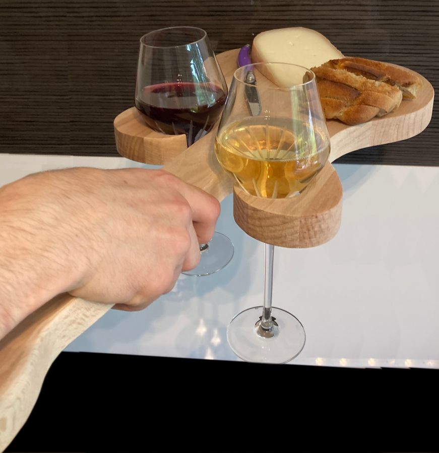 Planche apéro en bois forme guitare avec deux verres.