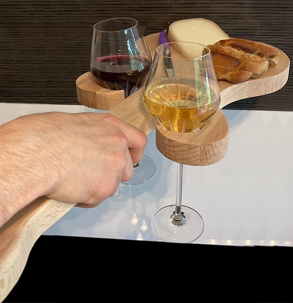 Planche apéro en bois forme guitare avec deux verres.