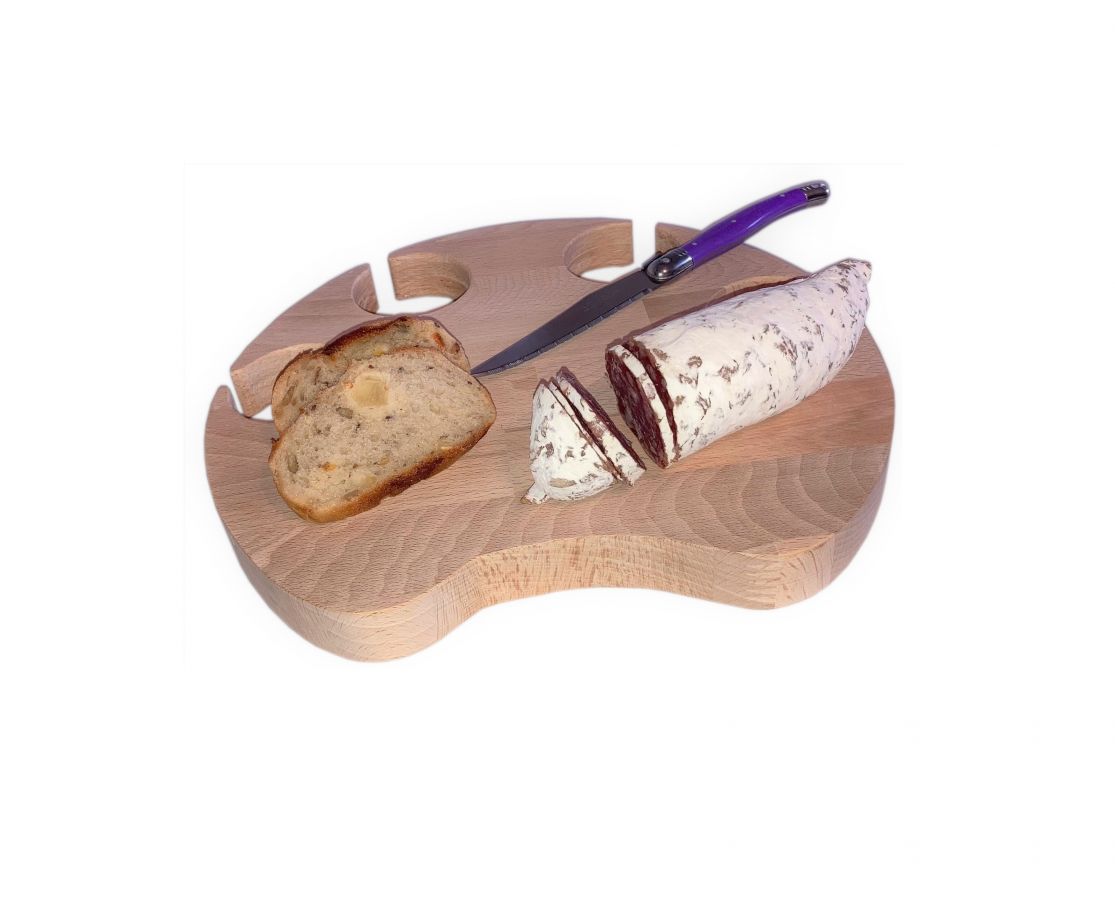 Planche apéro en hêtre forme patte de chat avec saucisson.