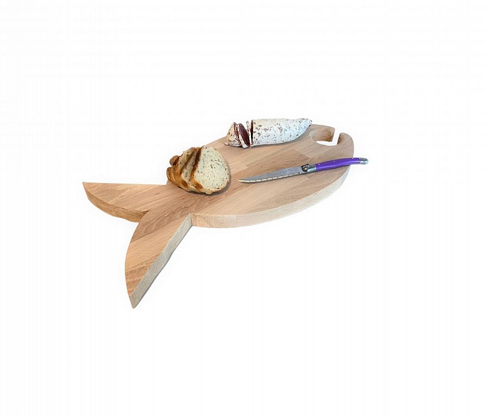 Planche apéro en bois de hêtre forme poisson avec verre.