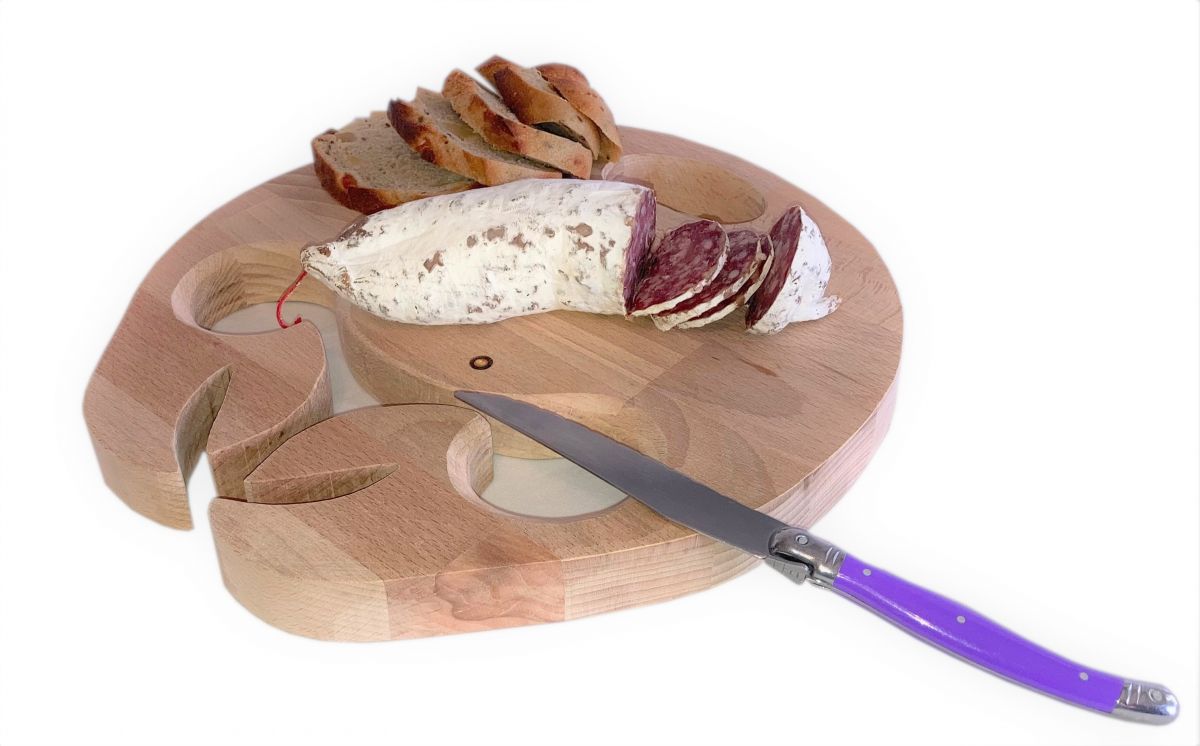 Planche &agrave; d&eacute;couper sp&eacute;cial ap&eacute;ro en bois de h&ecirc;tre naturel FSC model crabe emplacement 2 verres a pieds