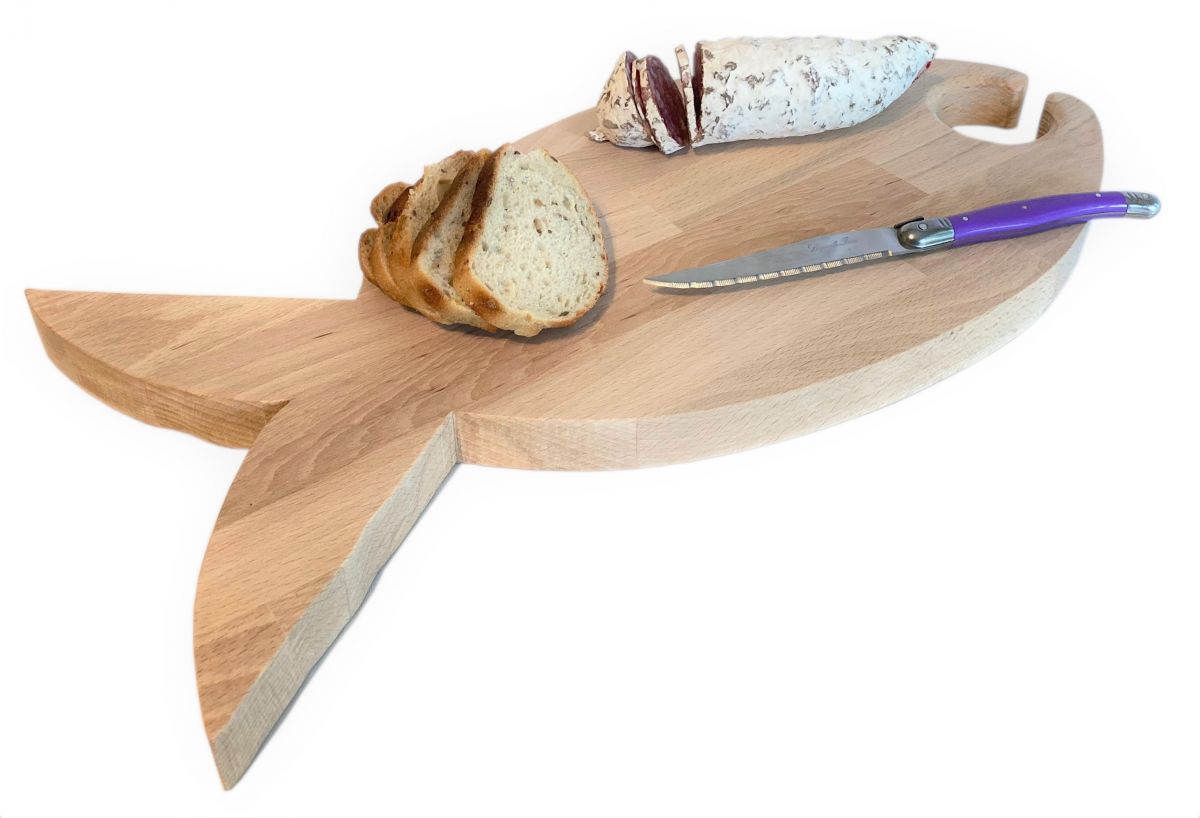 Planche à découper apéro en forme de poisson avec verre.