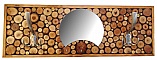Porte-manteaux mural rectangulaire en rondins avec miroir et patères.