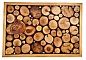 Porte-manteaux mural rectangulaire en rondins de bois couleur miel.