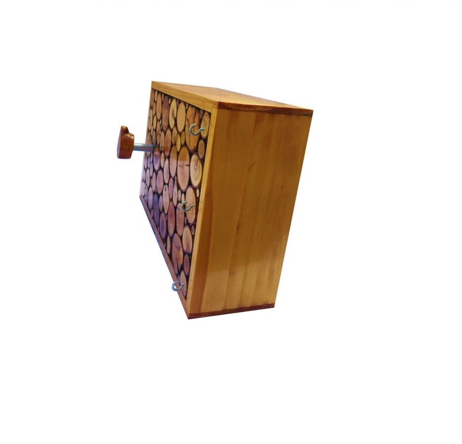 Porte-manteau mural rectangulaire en rondins de bois couleur miel.