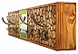 Porte-manteau mural rectangulaire en rondins de bois avec miroir.