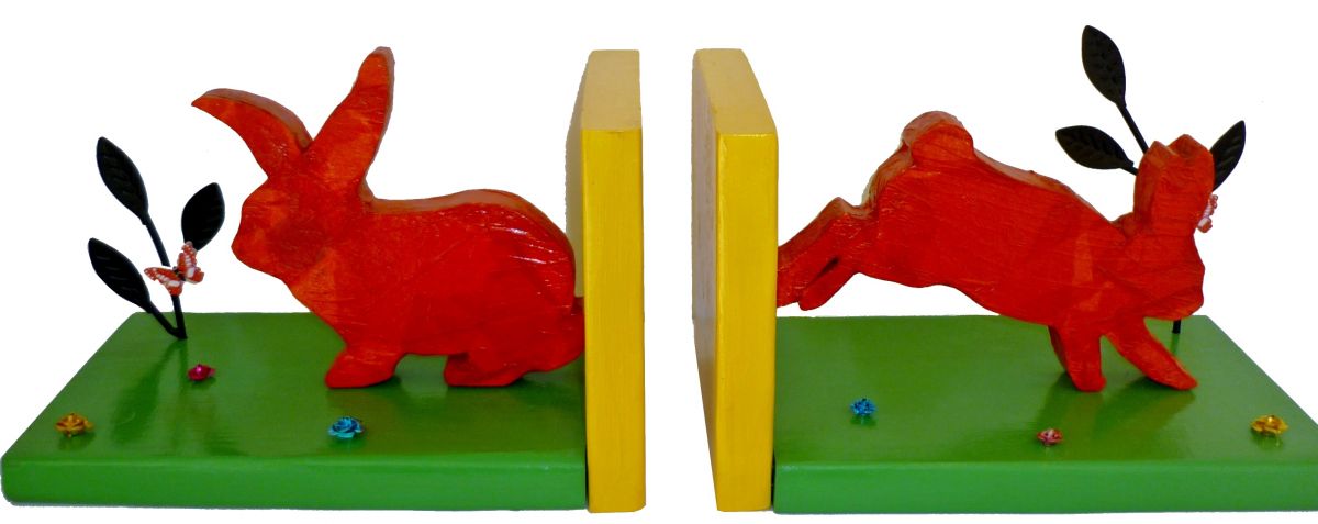 Serre-livres modernes en bois de pin avec lapins orange.
