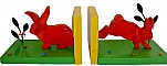 Serre-livres modernes en bois de pin avec lapins orange.