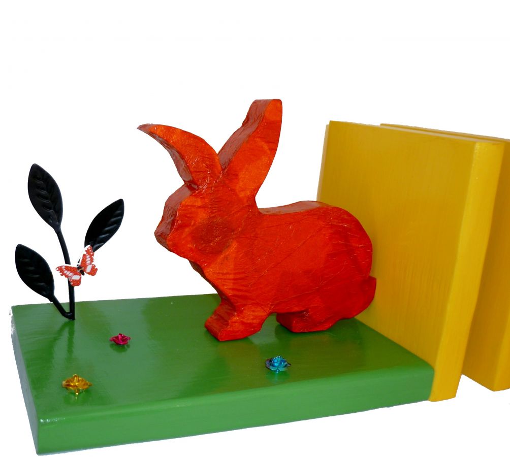 Serre-livres modernes en bois de pin avec lapins orange.