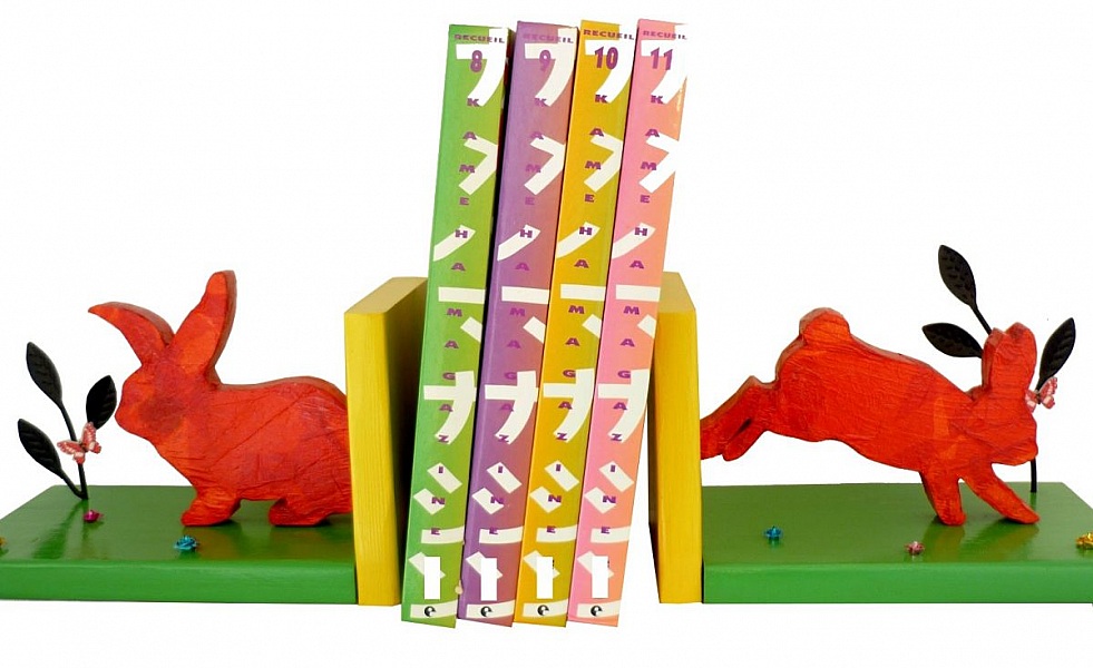 Serre-livres modernes en bois de pin avec lapins orange.