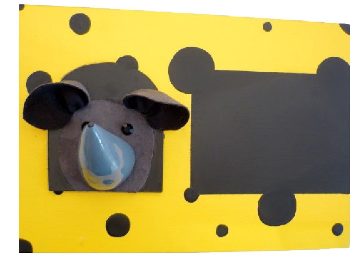 Porte-manteau mural en bois motif souris sur fond fromage.