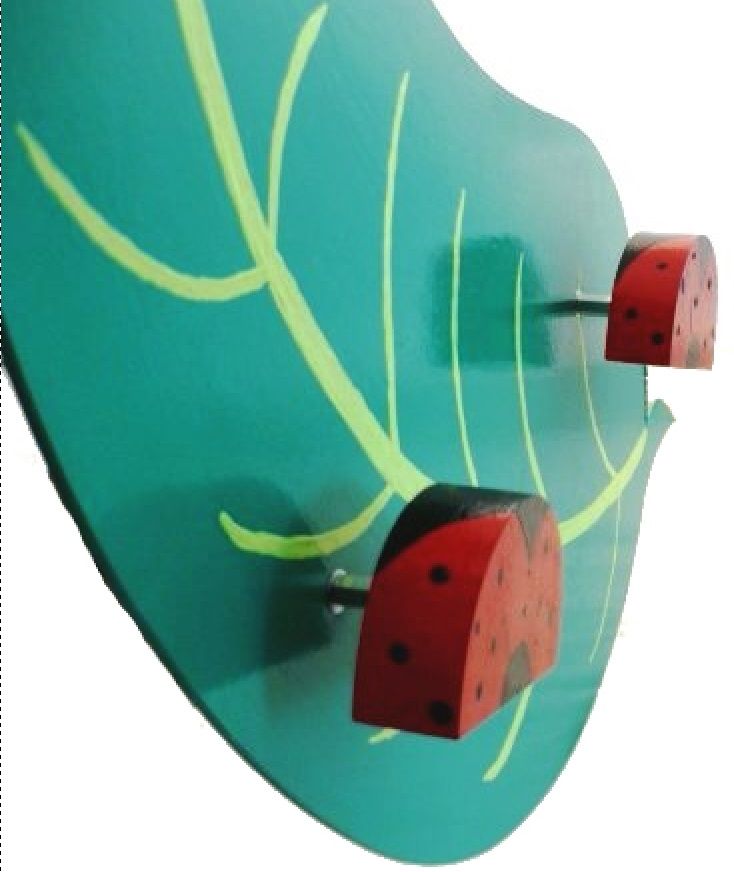 Porte-manteau feuille et pot à crayons coccinelle en bois.