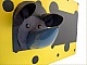 Porte-manteau mural en bois motif souris sur fond fromage.