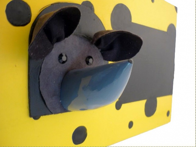 Porte-manteau mural en bois motif souris sur fond fromage.