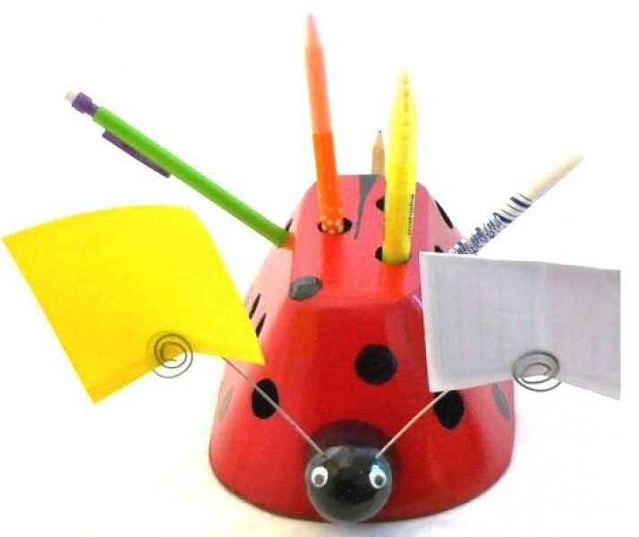 Porte-manteau feuille et pot à crayons coccinelle en bois.
