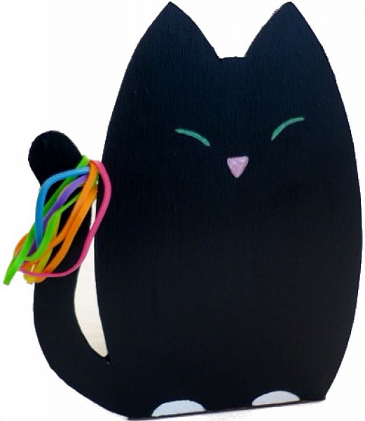 Pot à crayons en bois en forme de chat noir.