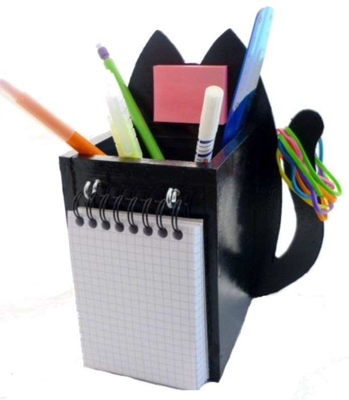 Pot à crayons en bois noir motif chat avec bloc-notes.