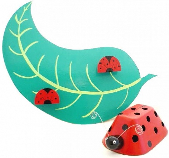 Porte-manteau feuille et pot à crayons coccinelle en bois.