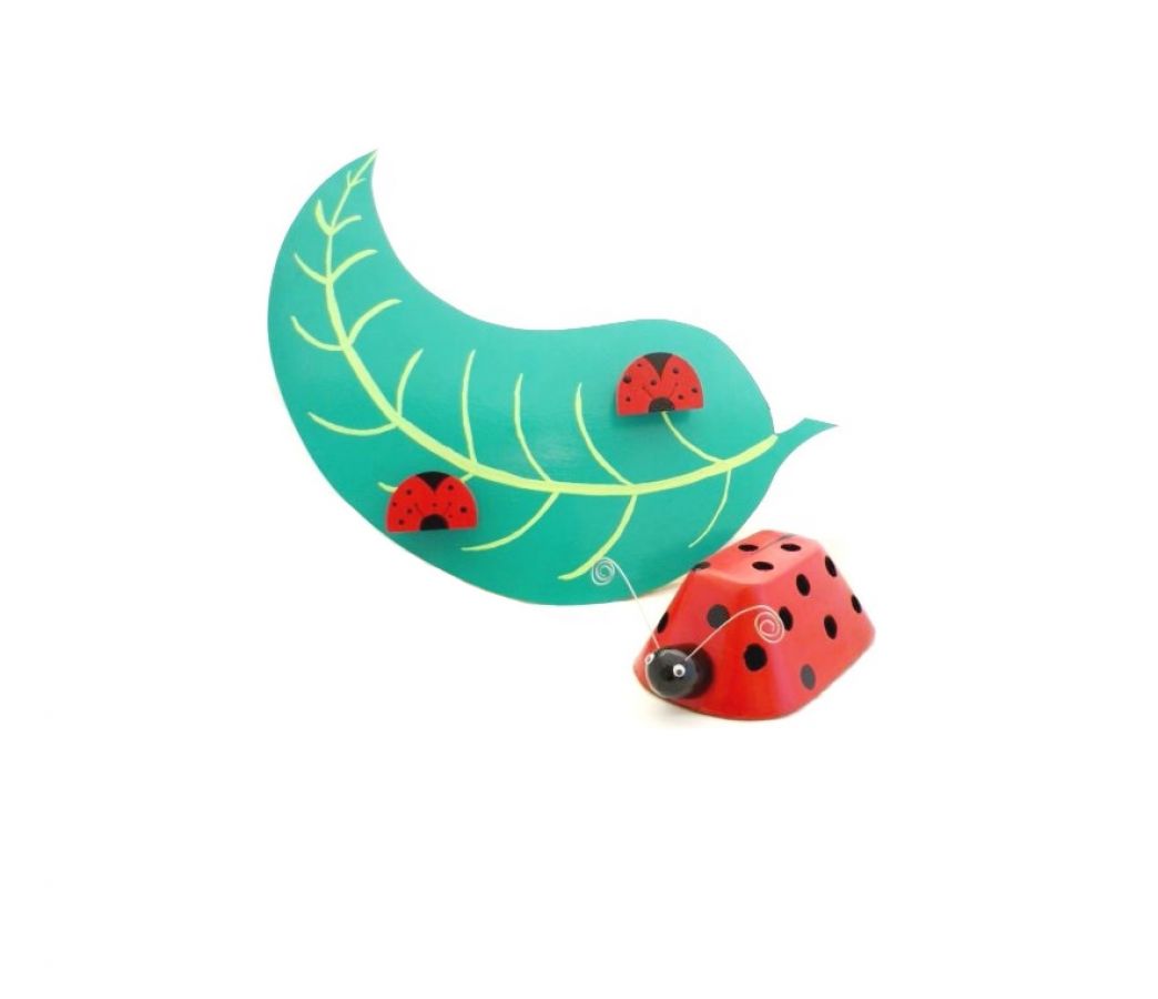 Porte-manteau feuille et pot à crayons coccinelle en bois.