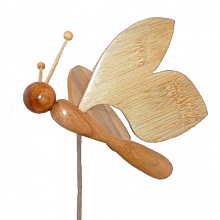 papillon en c&egrave;dre, bambou et h&ecirc;tre sur socle en marbre italien Terrazzo &agrave; poser sculpture en bois