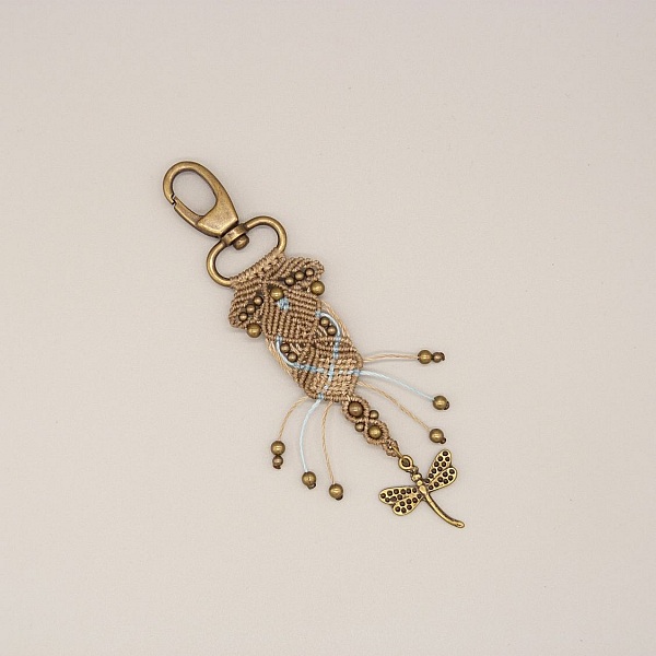 Bijou de sac macramé avec mousqueton et breloque libellule.