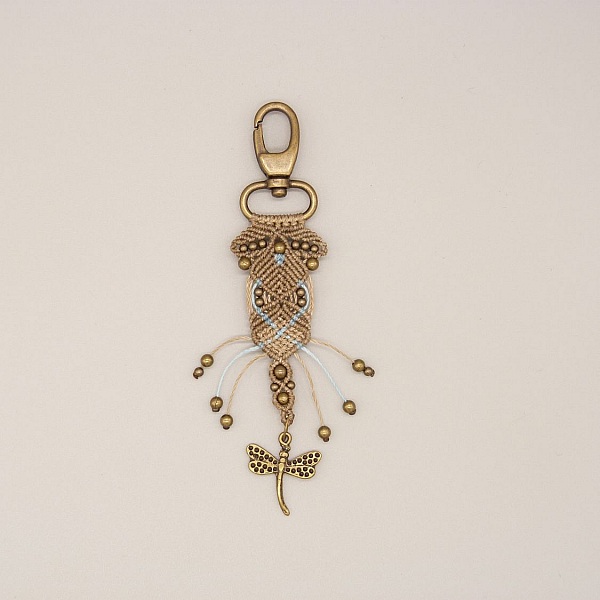Bijou de sac macramé avec mousqueton et breloque libellule.