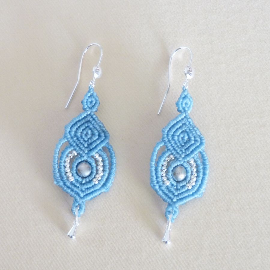 Boucles d'oreilles  bleu clair en micro-macram&eacute; avec crochets en argent 925