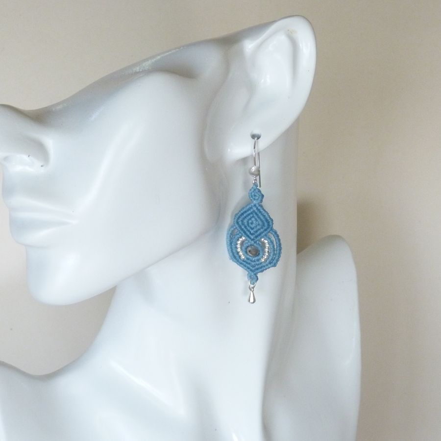 Boucles d'oreilles  bleu clair en micro-macram&eacute; avec crochets en argent 925